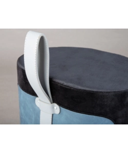 Pouf nero e azzurro con maniglia in ecopelle, 38x32,5x43 cm
